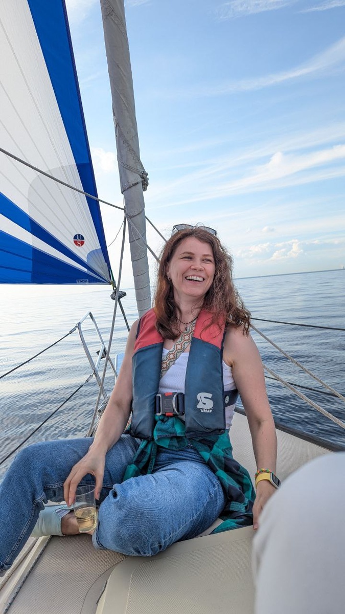 Это я "обмываю" яхту, купленню на донаты, а потом я проснулась