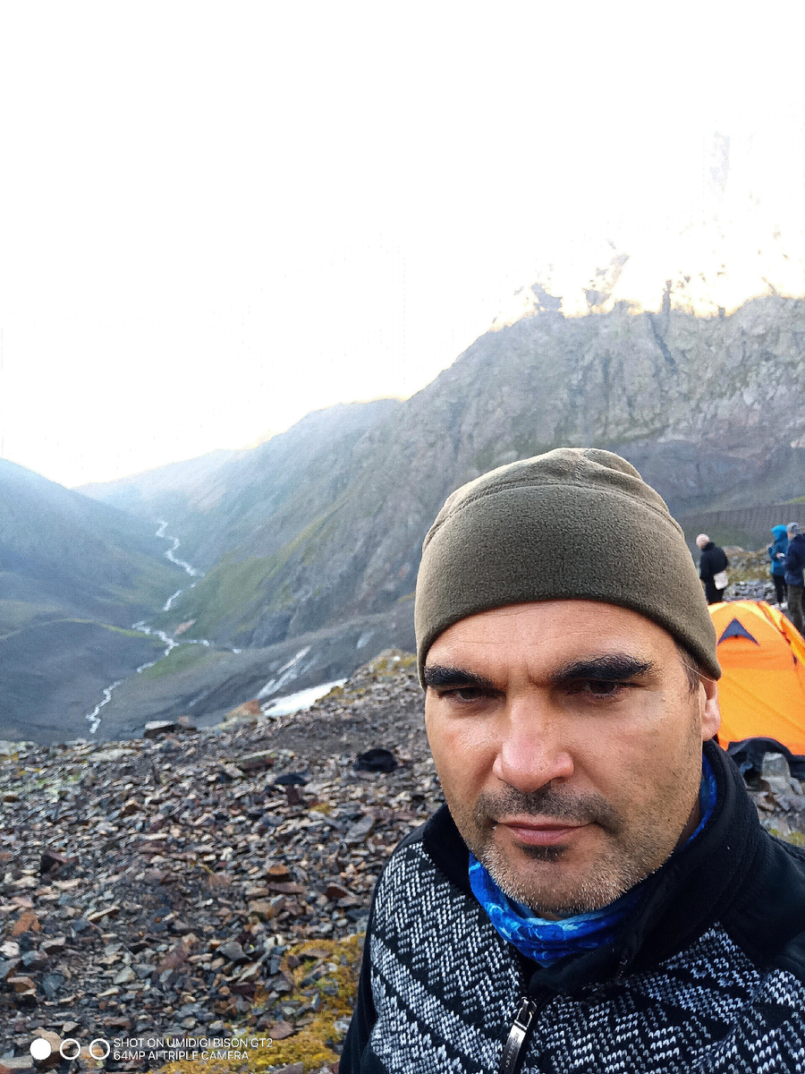 Ранним утром все любуются горами за кружкой кофе или чая. 05.09.2024г. Форо автора.