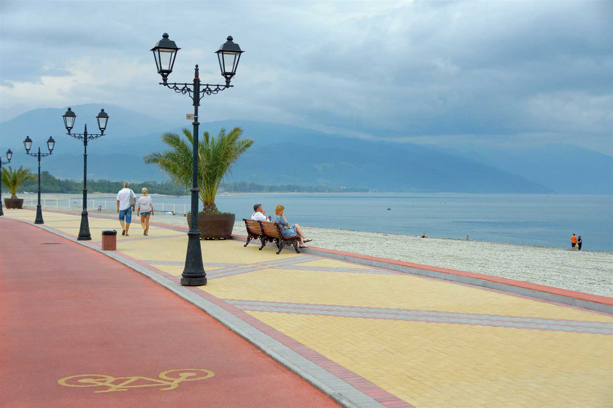 Прогуляться здесь можно как пешком, так и на велосипеде — дорожки настолько удобные и широкие, что никто никому не мешает. Ну разве только туристы, игнорирующие дорожные знаки. Велосипеды, самокаты и прочие виды транспорта можно арендовать прямо на месте, а это сразу плюс к удобству.