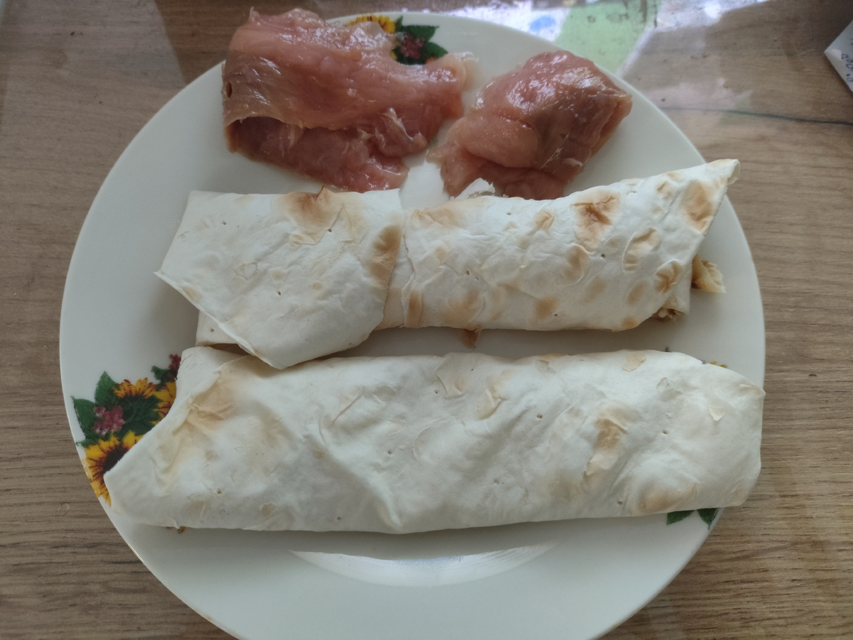 Мой скромный завтрак. Два горячих бутерброда с сыром и два кусочка малосольной кеты. Кофе в кадр не вошло )))