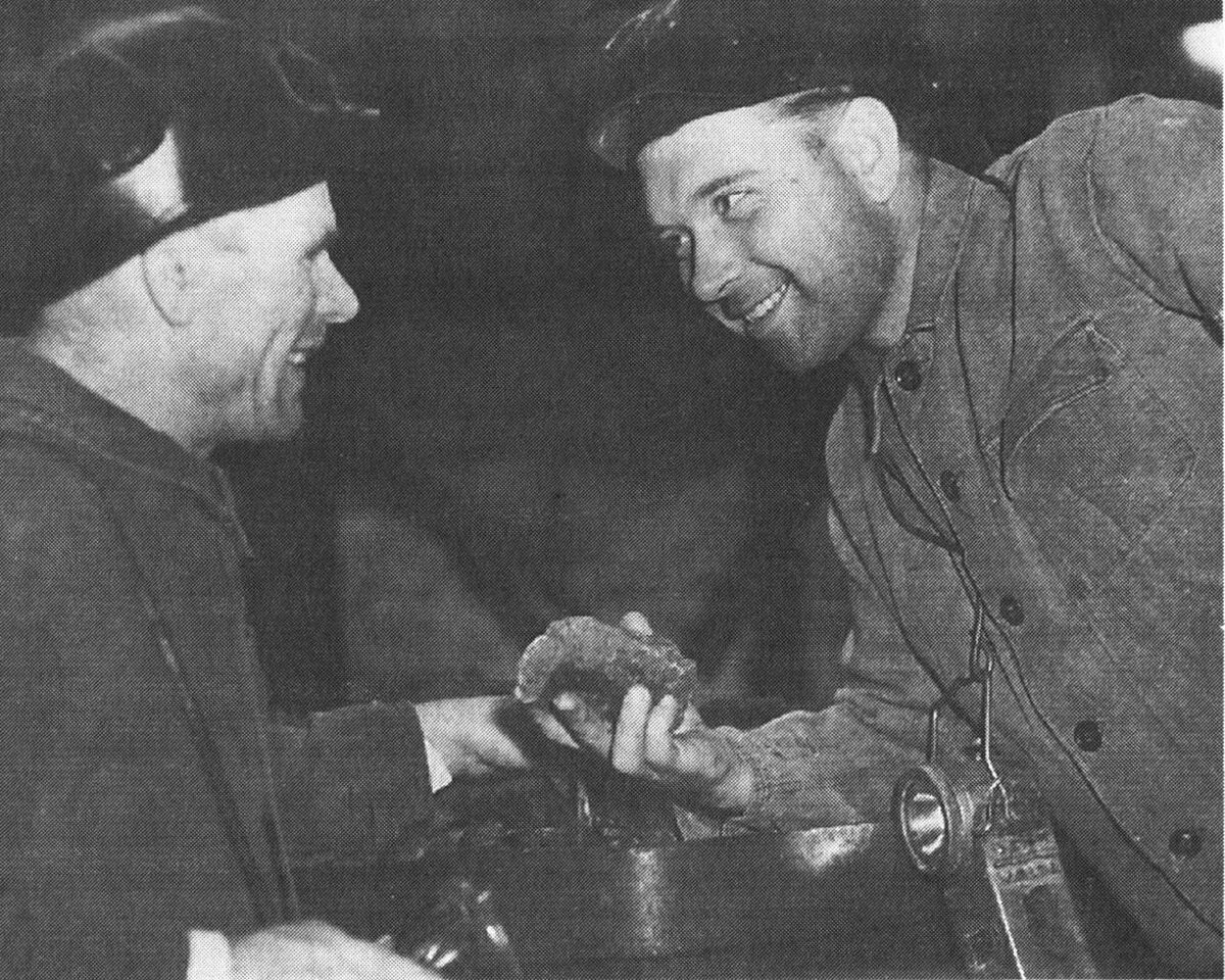 Николай Лошаков (справа) на рабочем месте (1923-1984).