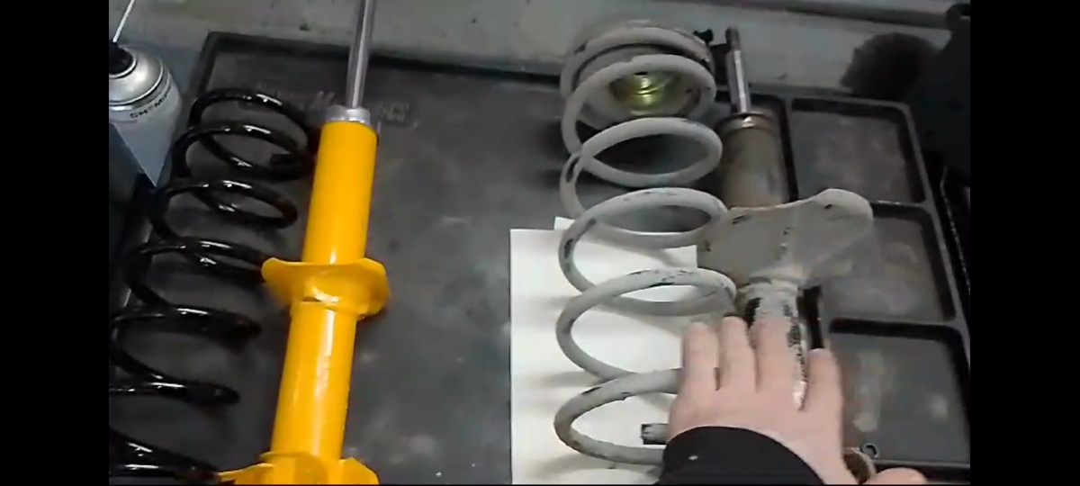 Старые стойки намного шире новых, что усложняло работу