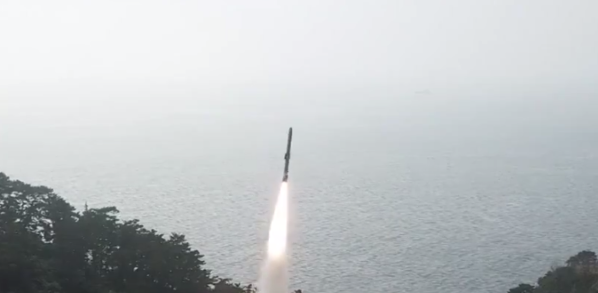 Недавнее испытание ракеты, которую корейцы выдают за гиперзвуковую. Многие подозревают разработчиков в "обратном инжиниринге" ракет П-800 "Оникс", подмосковного ВПК „НПО машиностроения". Кадры Рёнхап