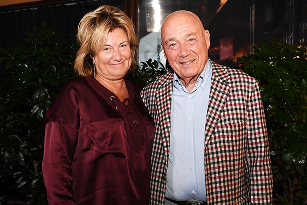    Телеведущий Владимир Познер и его супруга продюсер Надежда Соловьева в кинотеатре "Москва". / Фото: Екатерина Чеснокова/РИА Новости