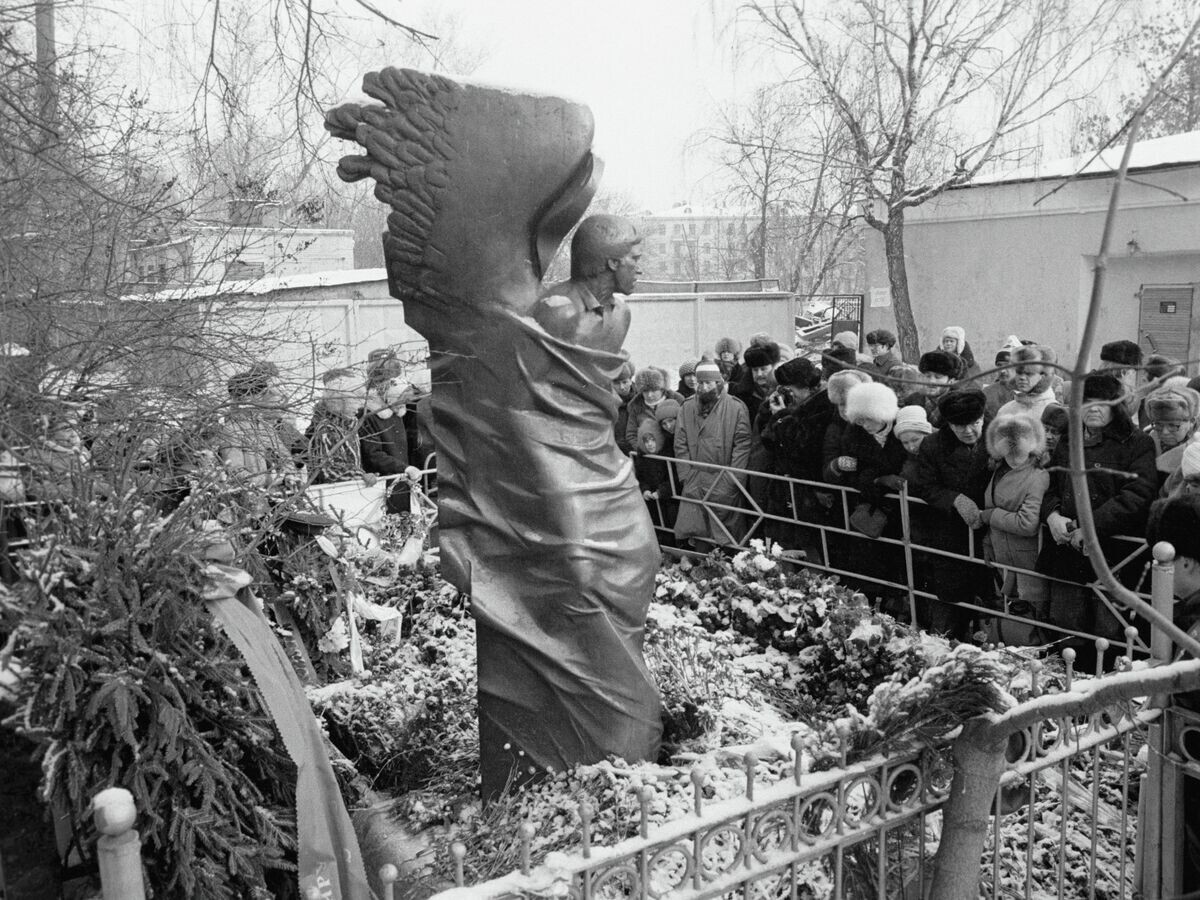    У памятника поэту и актеру Владимиру Высоцкому на Ваганьковском кладбище в Москве© РИА Новости / Юрий Абрамочкин