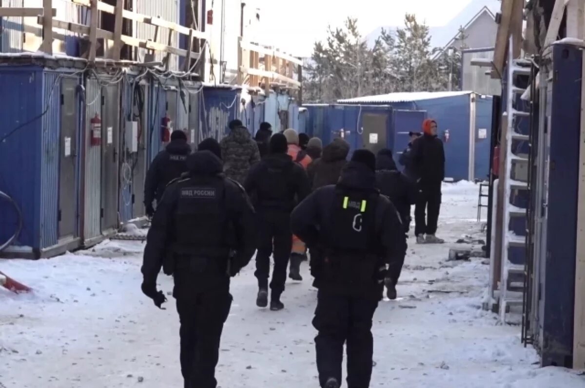    Бывший участковый в Петербурге попался на взятках от мигрантов