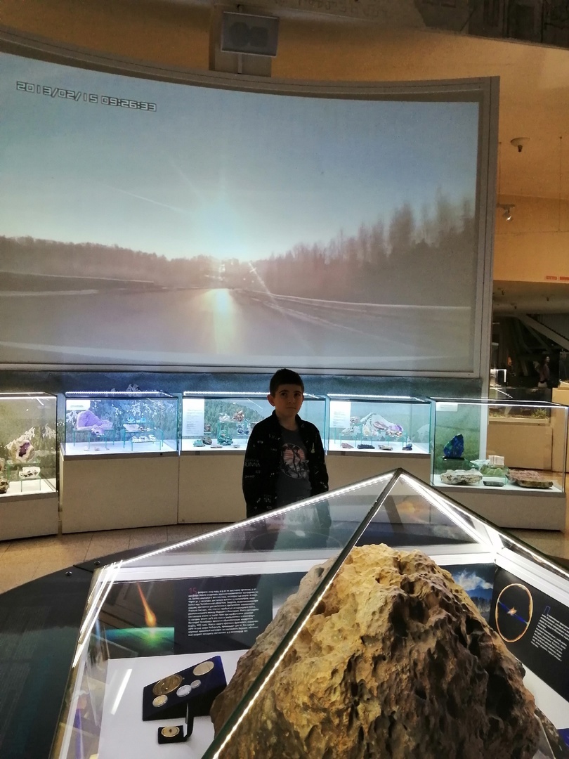 В музее постоянно демонстрируются кадры падения метеорита на большом экране