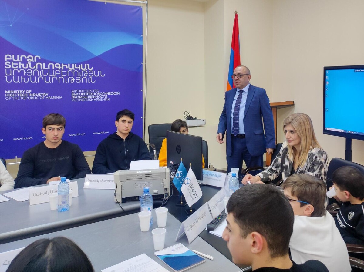 Представитель министерства ВТП РА Аршак Керобян, директор Союза интернет-операторов Армении Кристине Генджян и ученики школ Армении на круглом столе "Кибербезопасность глазами детей" (13 февраля 2025). Еревaн © Sputnik / Aram Gareginyan