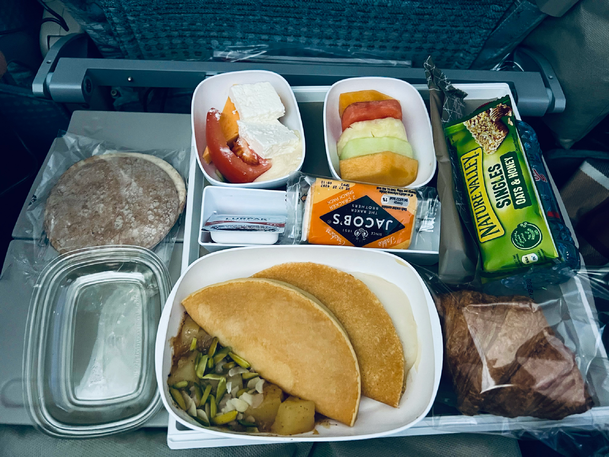 Завтрак на борту Эмирэйтс