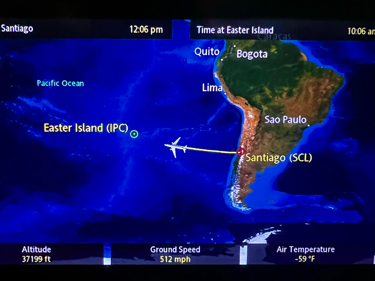 Весь полет на остров проходит через Тихий океан