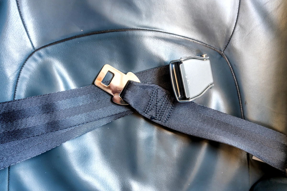     Пристегнитесь: из чего делают и как тестируют на прочность авиационные ремни безопасности