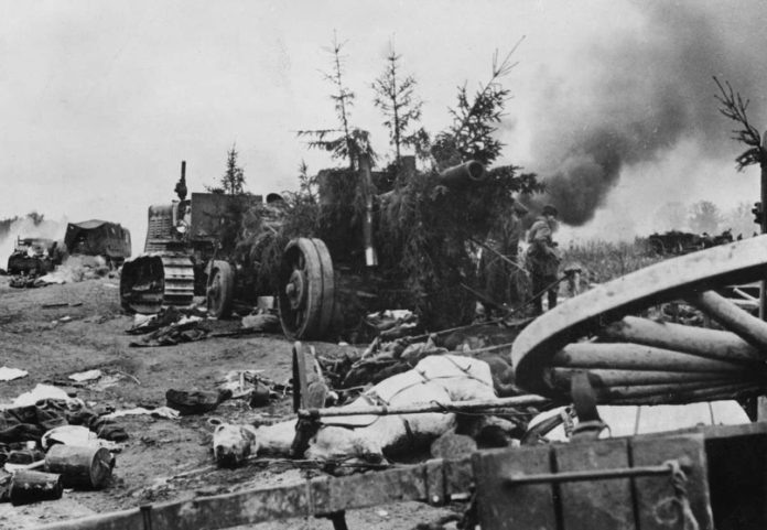 
Когда до мая 1945 г. так далеко... Разгромленная колонна советских войск. На переднем плане брошенная 152-мм гаубица-пушка образца 1937 года (МЛ-20) с элементами маскировки, которая буксировалась трактором «Сталинец-65» (С-65). На заднем плане горящие советские грузовики. 1941 год. https://vk.com/wall-188012195_765