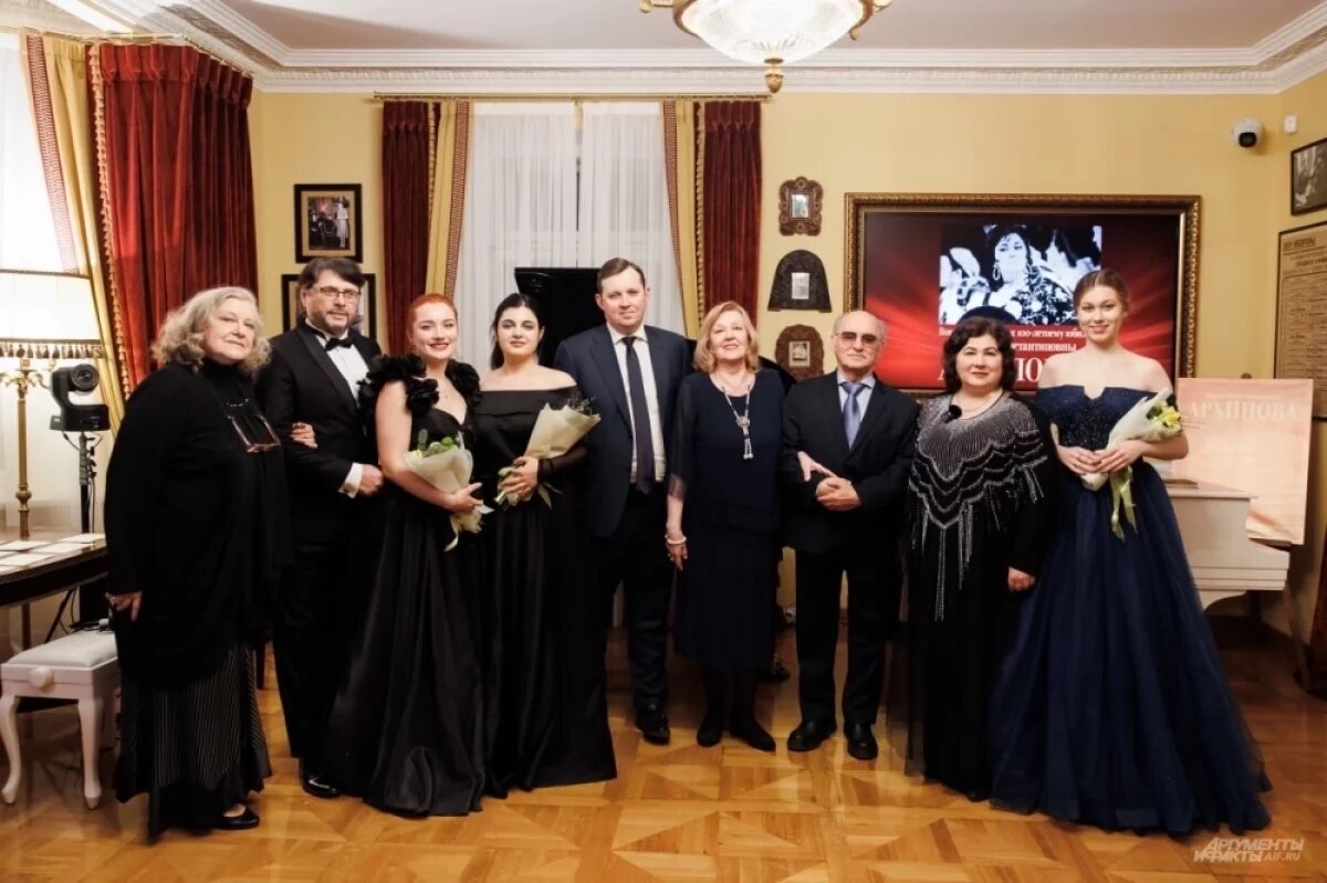    Царица русской оперы.