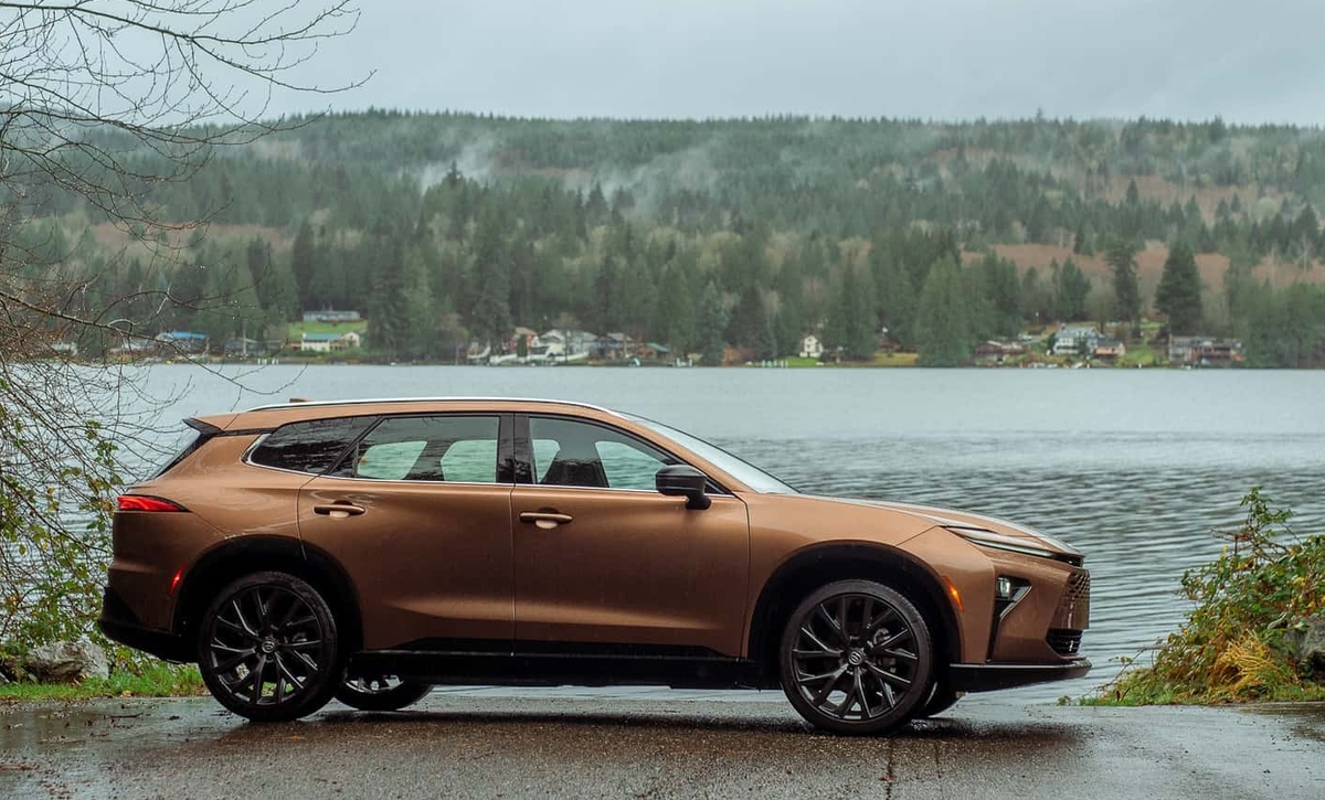 Линия крыши, покатая как у универсала, придает силуэту стремительности, хотя по габаритам это все же ближе к типовому кроссоверу