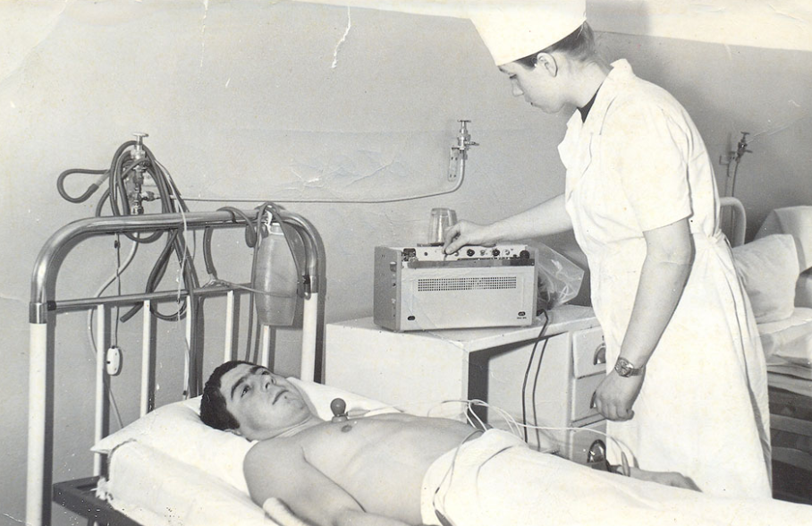 Снятие ЭКГ больному  в госпитальной палате