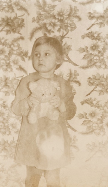 Я с моим Мишуткой. Он был со мной с 3-х моих лет и до школы. Потом, при переезде, потерялся. Но до сих пор я его помню. Нигде и никогда я без него не бывала.