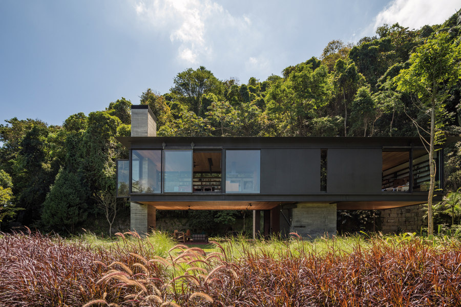 Источник изображения - https://image.architonic.com/prj2-1/20181392/olson-kundig-rio-house-architonic-06-13038-00-n90-high300-01-arcit18.jpg