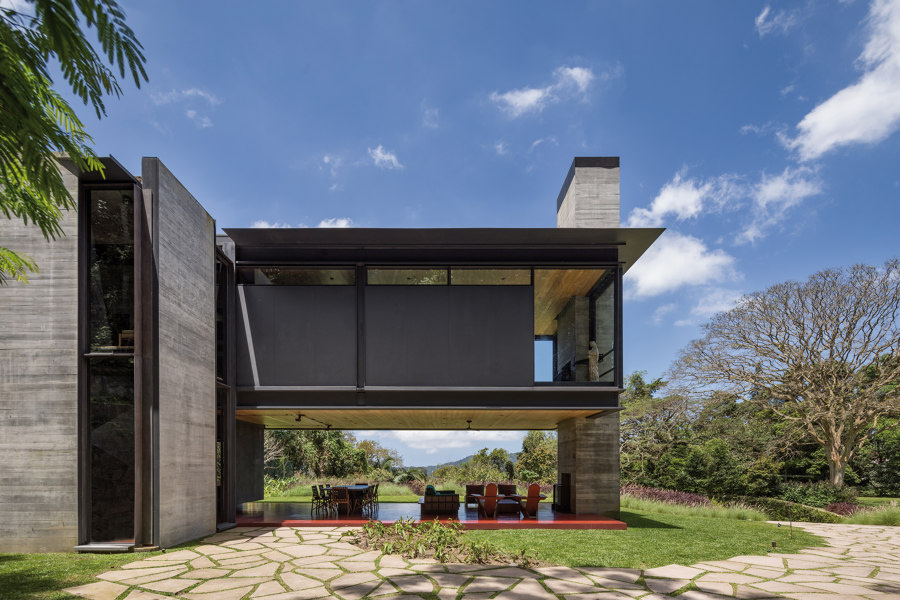 Источник изображения - https://image.architonic.com/prj2-1/20181392/olson-kundig-rio-house-architonic-03-13038-00-n89-high300-05-arcit18.jpg