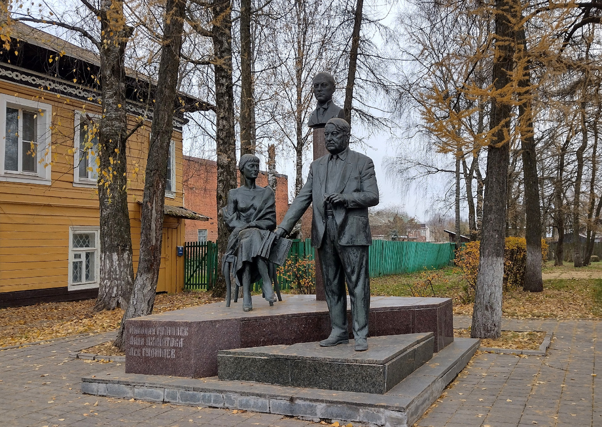 Памятник Анне Ахматовой, Николаю Гумилеву и Льву Гумилеву в Бежецке на улице Большая. Фото автора