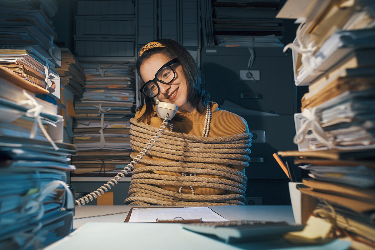    Человек, застрявший в лапах работы, — первое, что приходит в голову при мысли об эксплуатации. Источник: Shutterstock