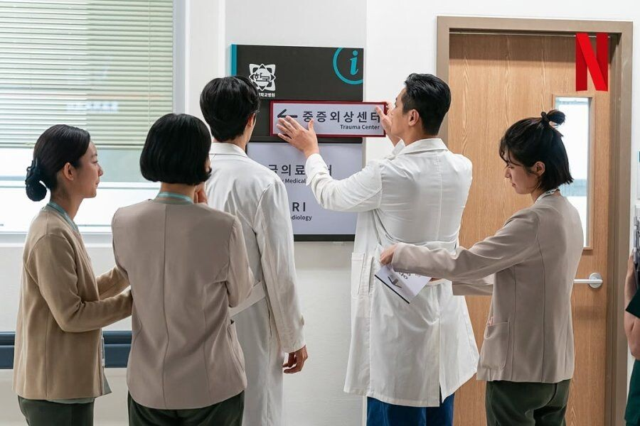 Кадр из дорамы "Травматологический центр: Герои по вызову"