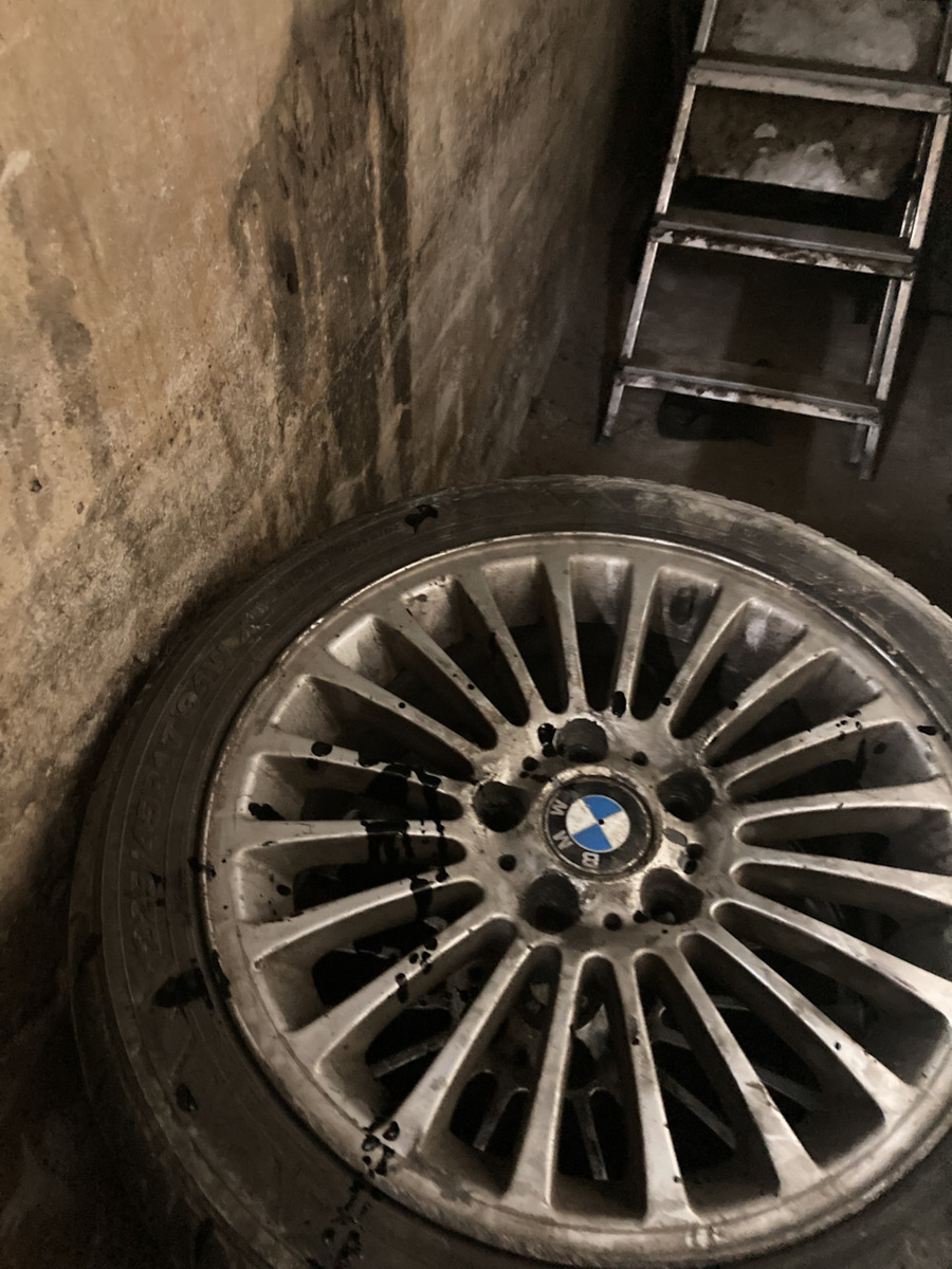 облил весь пол