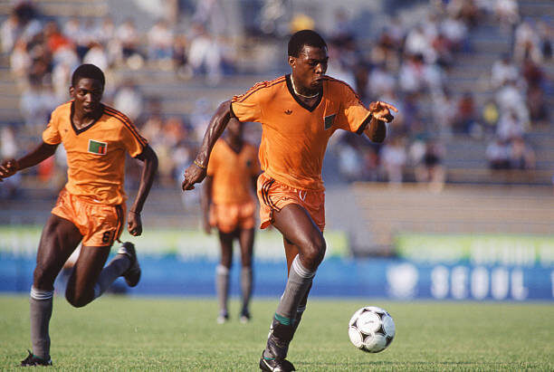 Калуша Бвалия (справа) во время матча против сборной Италии на Играх в Сеуле.