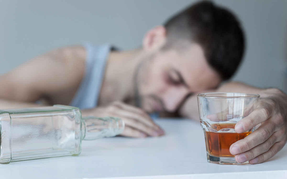 Как вывести алкоголика из запоя (источник изображения: freepik.com)