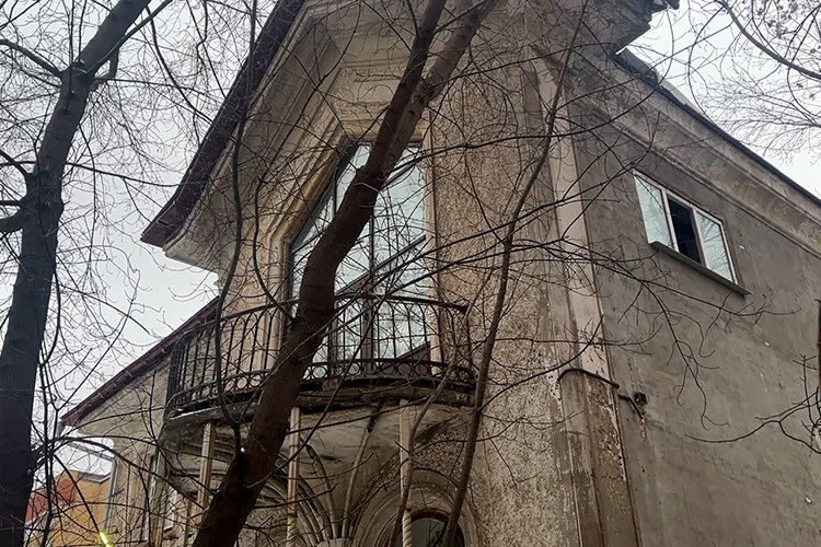    В помещение поначалу планировали вновь «заселить» детский сад, но впоследствии планы поменялись. Было принято решение, что снова размещать в доме детский сад неправильно