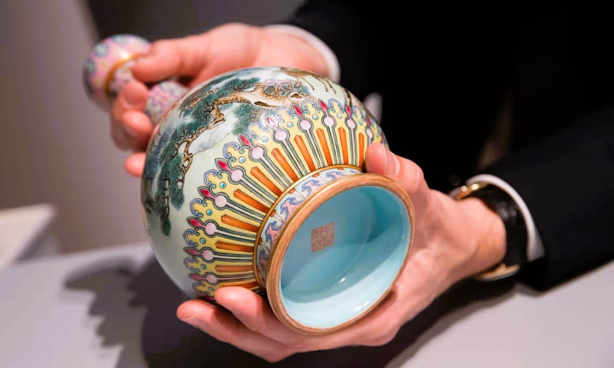 Императорское клеймо на вазе эпохи Цяньлуна, XVIII век