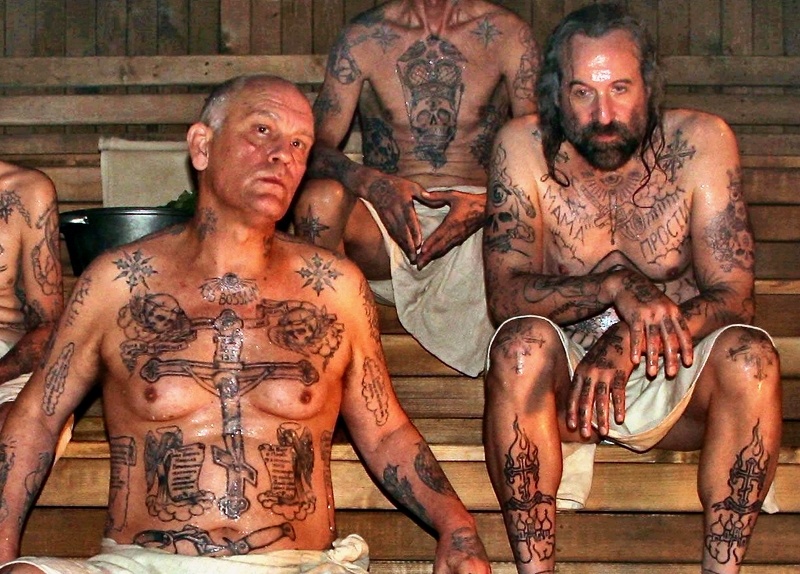 Кадр из фильма «Сибирское воспитание» (2013). На фото актеры, все татуировки нарисованные