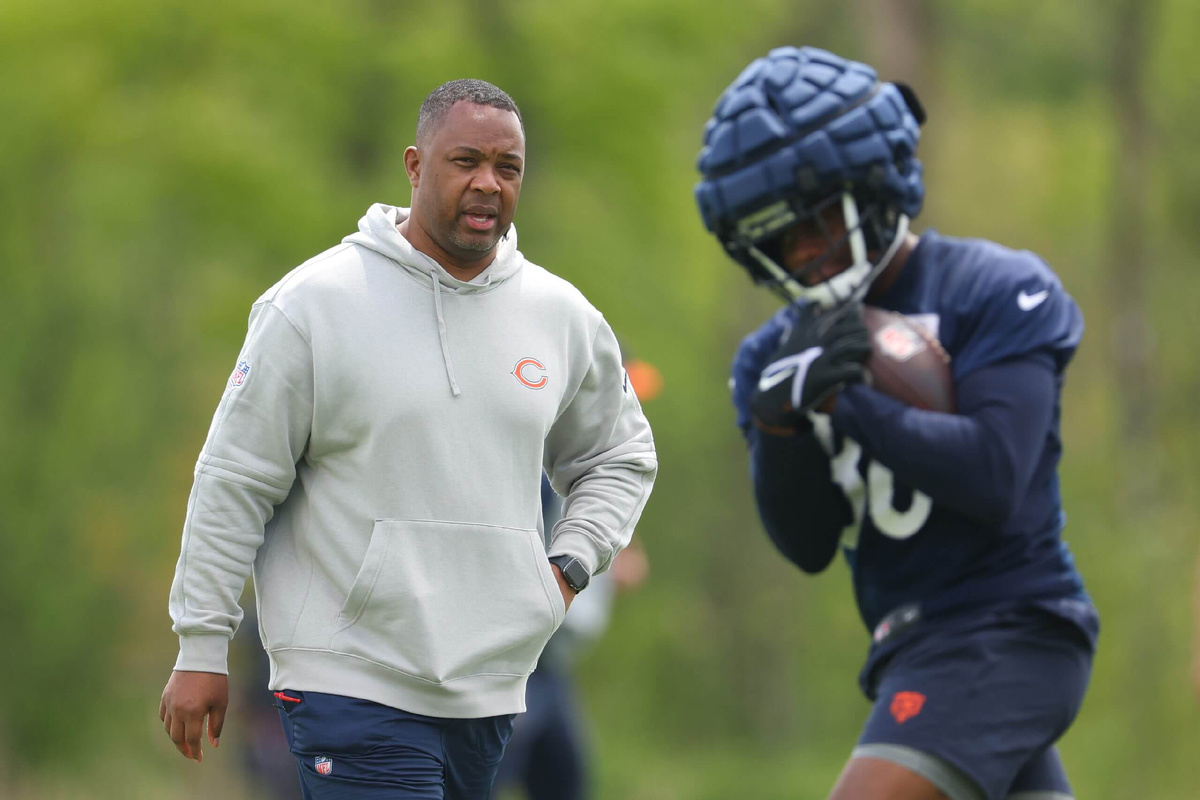 Тренер ресиверов Крис Битти стал координатором нападения "Медведей" на 14-й неделе после того, как Томас Браун был назначен временным главным тренером. (Michael Reaves / Getty Images)