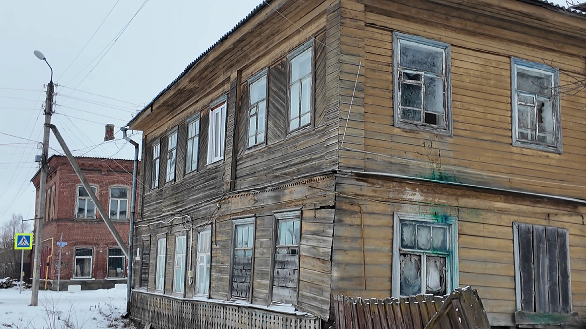 Барак, где еще живут люди