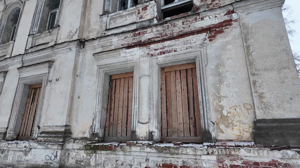 Заколоченные окна на первом этаже