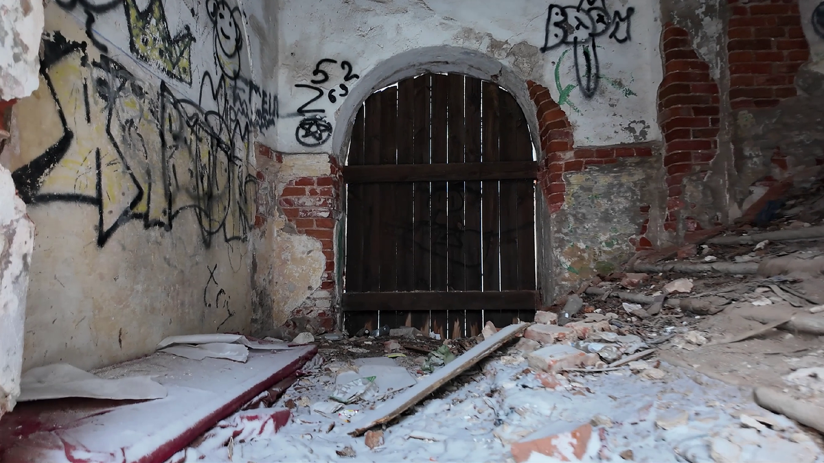 Вход в заброшенную церковь