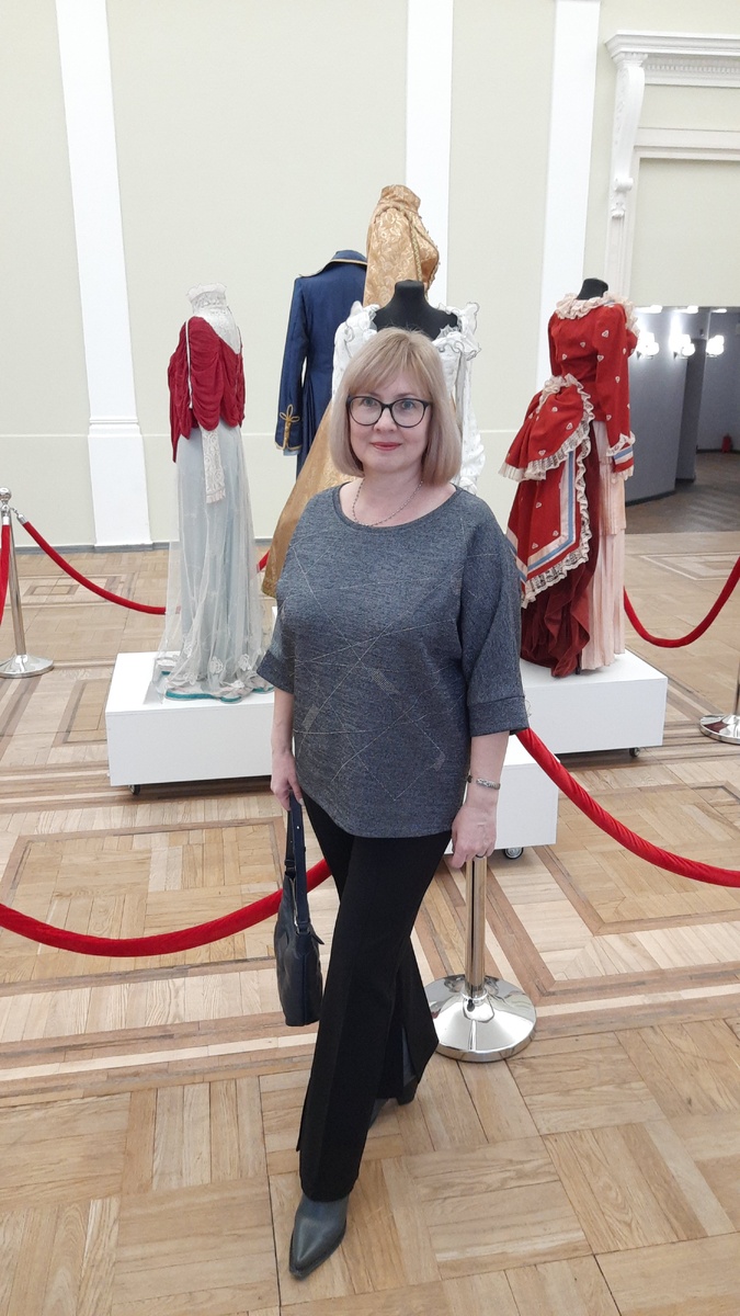 Перед спектаклем. Джемпер у меня был серебристый, весь переливался. А на фото получился просто серым.