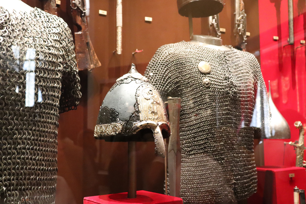 Несколько лет назад в Оружейной палате разрешалось фотографировать, но так как освещение экспонатов там оставляет желать лучшего, то мои попытки сфотографировать шлем Ярослава Всеволодовича не очень удались 