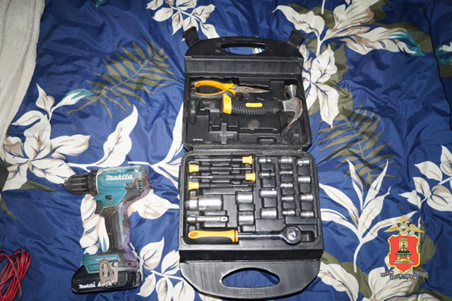 В Тверской области мужчина дважды сходил к соседям, чтобы вынести добро