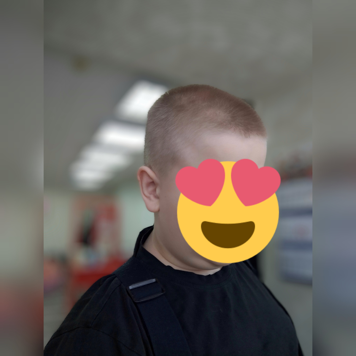 Сделали вот так сверху волос подлиней оставили потом плавный переход и внизу под минимальную насадку.