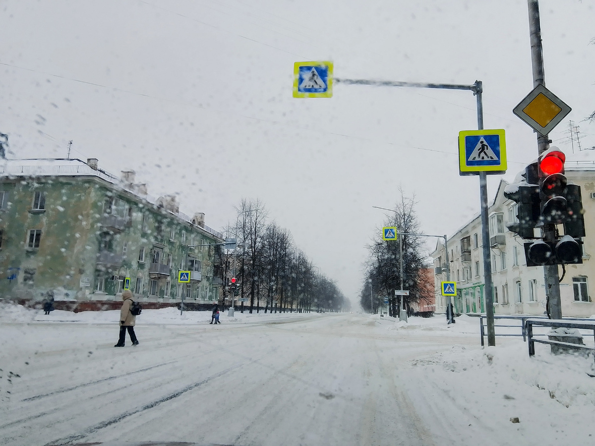 Здесь прям метели не видно, но насколько крупный снег можно разглядеть 