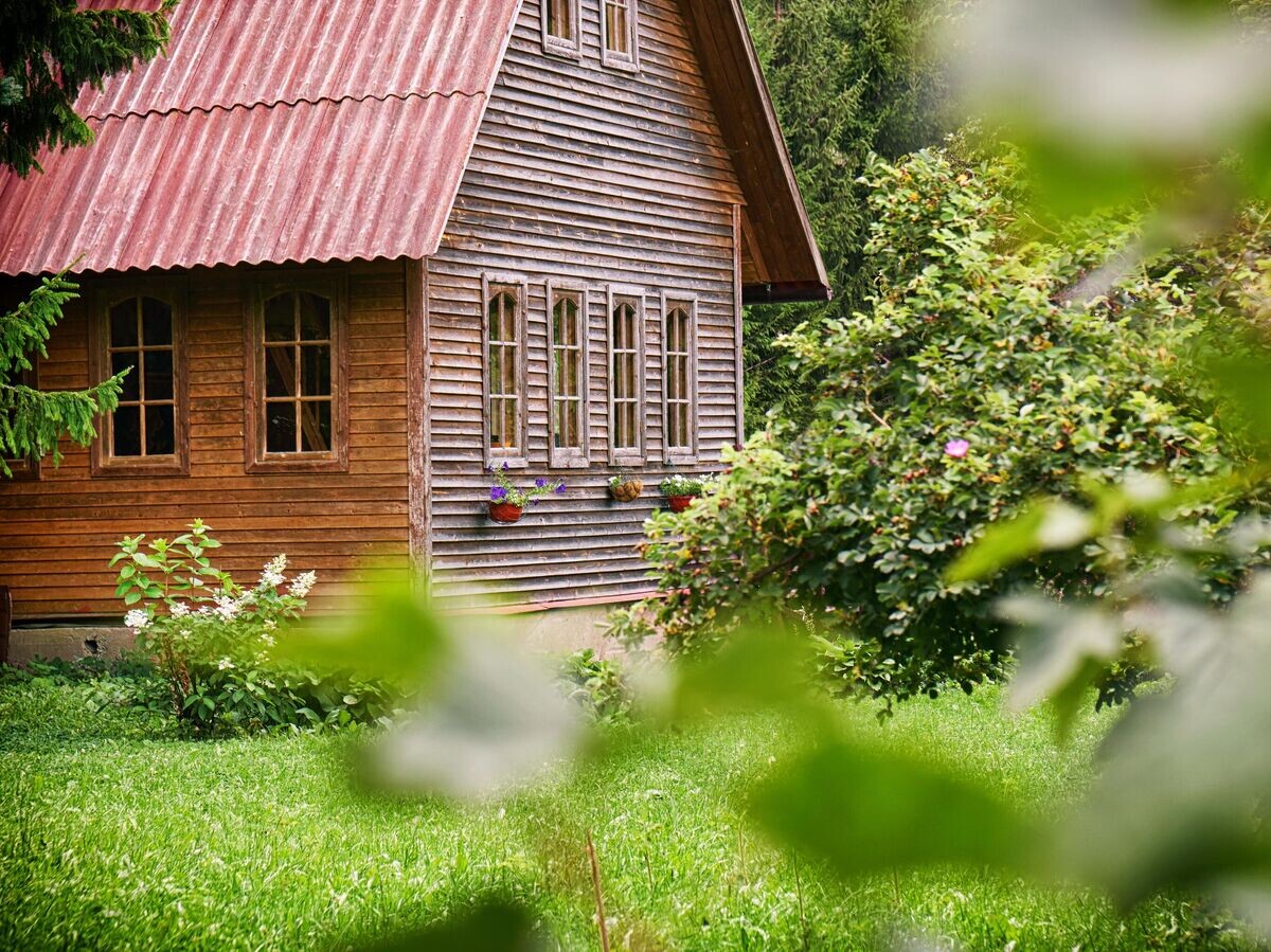    Дом за городом© iStock.com / Dzurag