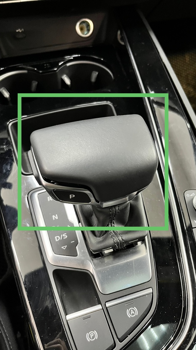 Начните с селектора кпп. Снимите декоративную накладку. Она фиксируется клипсами и снимается довольно просто.