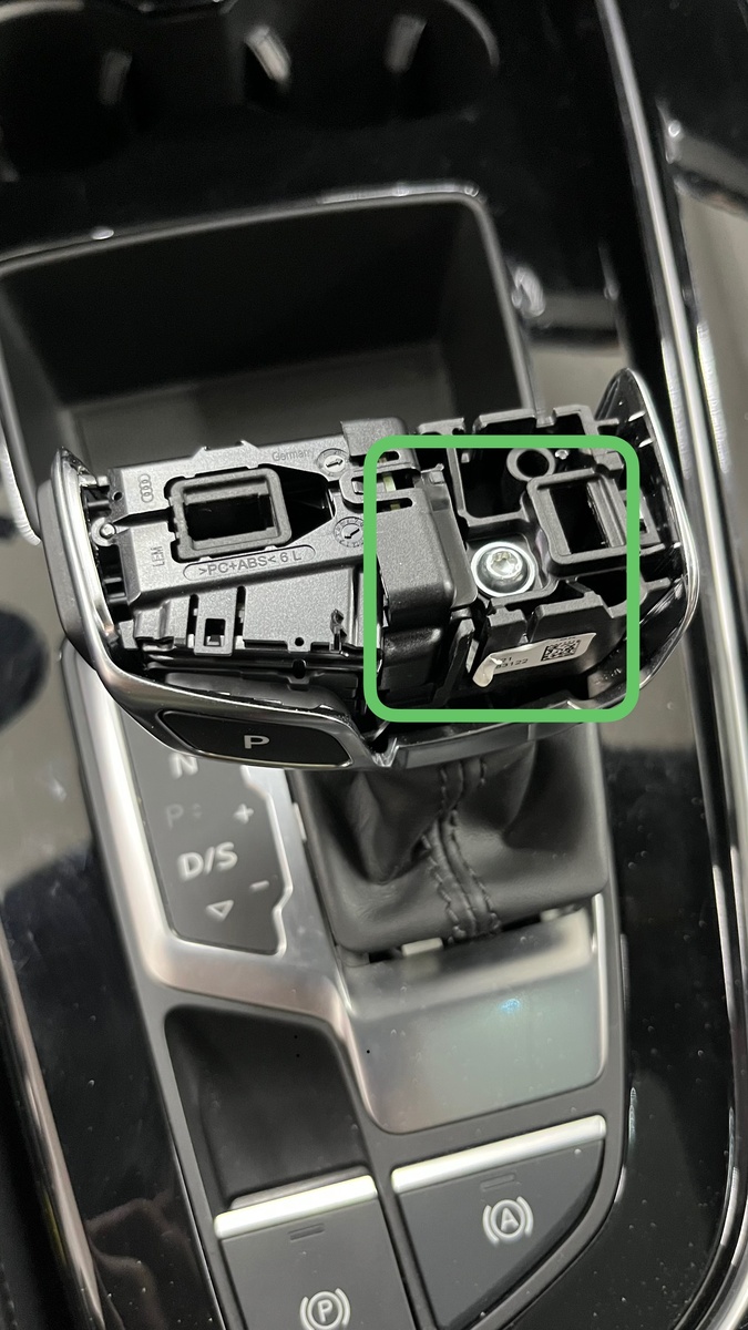 Открутите саморез. Он фиксирует селектор.