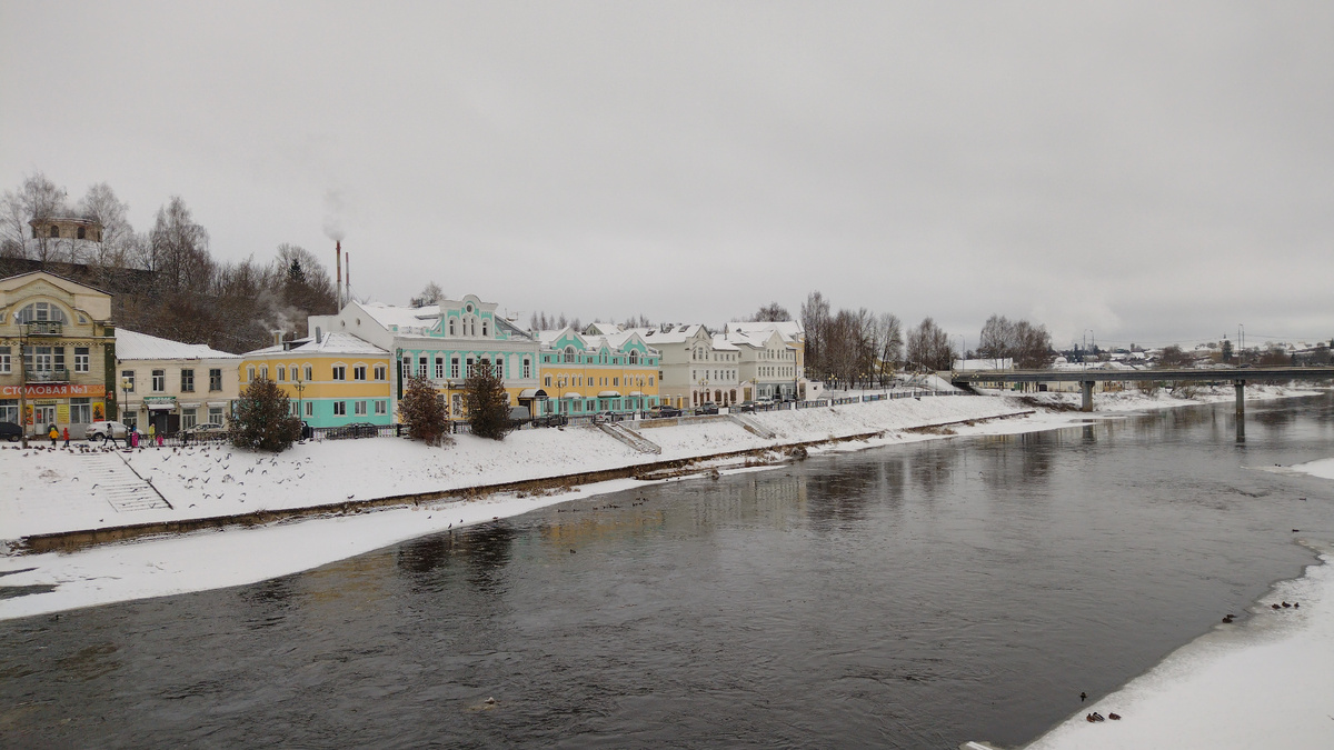 Вид на реку Тверцу с Тверецкого моста, Торжок. Фото автора