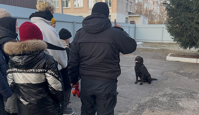 В Твери пес Моцарт из ОМОНа «Барс» опять удивил школьников