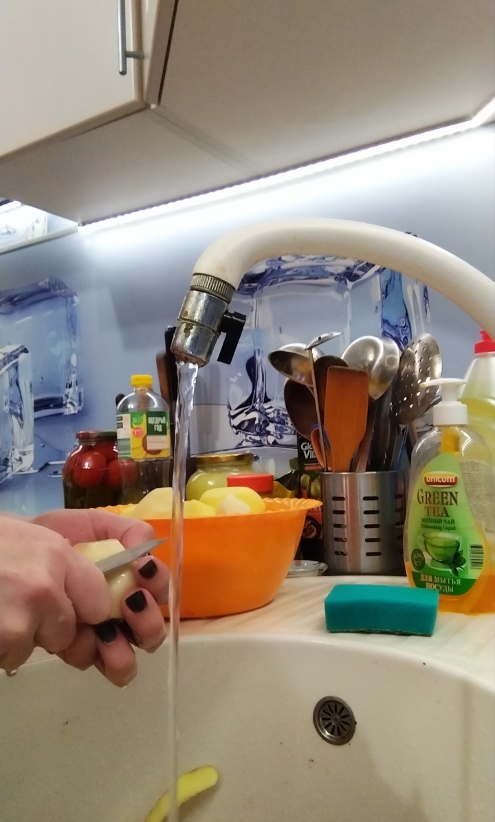 Чищу картоху. 