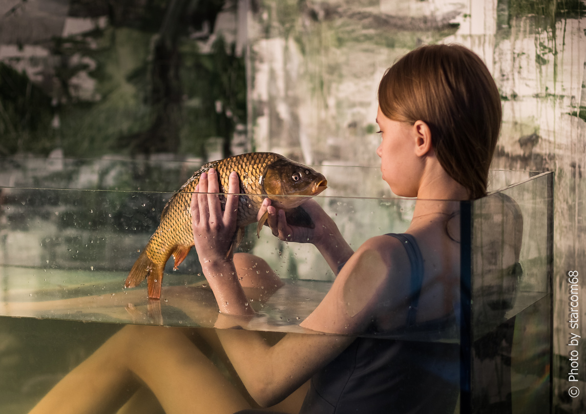 Девочка и рыба, все как на картинах классиков фламандской живописи