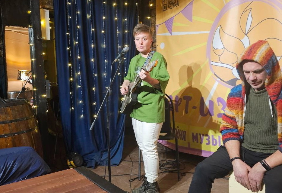 Алина Морковина, гр. ДИРЕКТОР ПЛЯЖА, и Сергей Ермаков. Москва, «Арт-Изба У Лиса», 19.01.2025. Фото из архива ВК- страницы Алины Морковиной