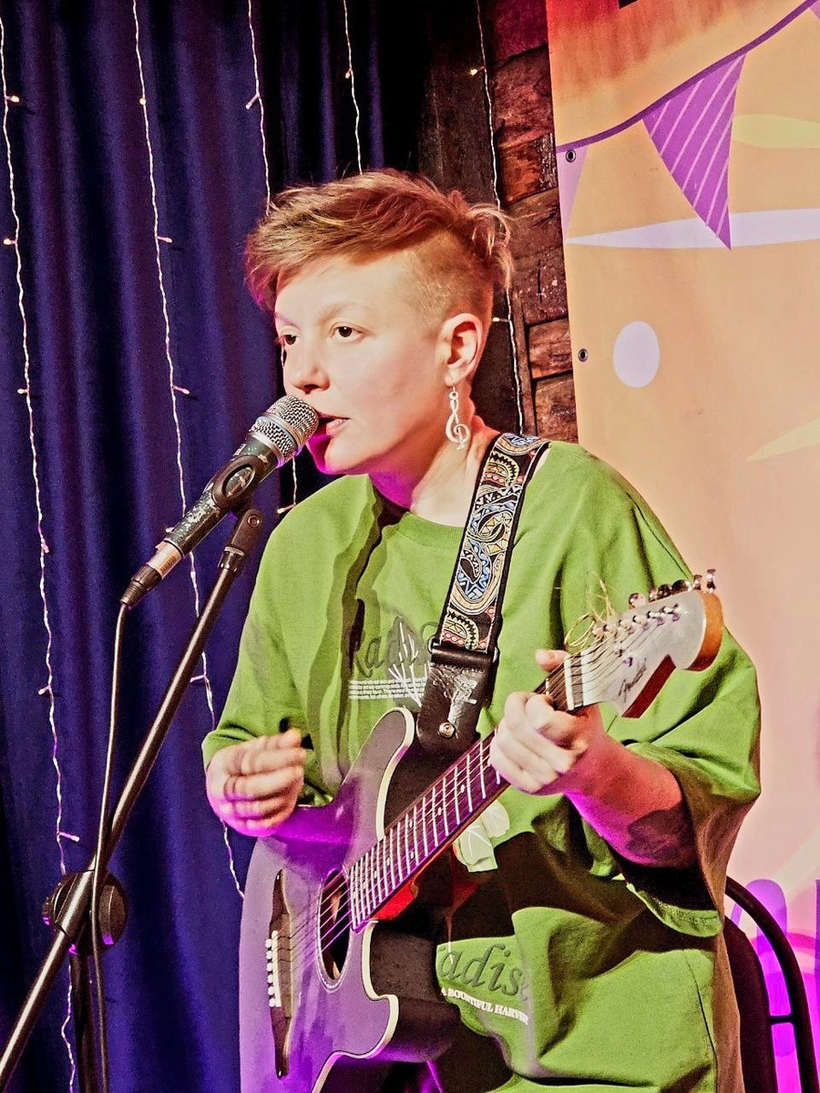 Алина Морковина, гр. ДИРЕКТОР ПЛЯЖА. Москва, «Арт-Изба У Лиса», 19.01.2025. Фото из архива ВК- страницы Алины Морковиной