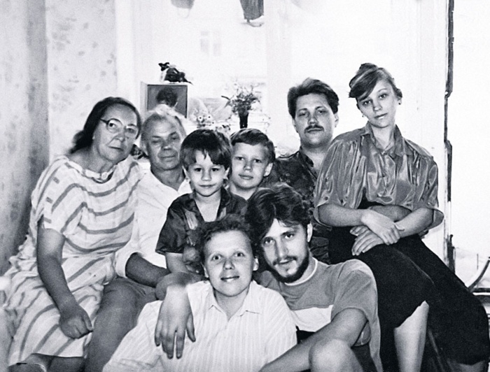 Виктор Логинов с первой женой Наташей (в нижнем ряду), родителями, братом и его семьёй. / Фото: www.7days.ru